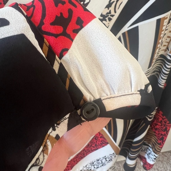 Chicos Size 1 Pull On Blouse in Stained glass pattern - Picture 4 of 4